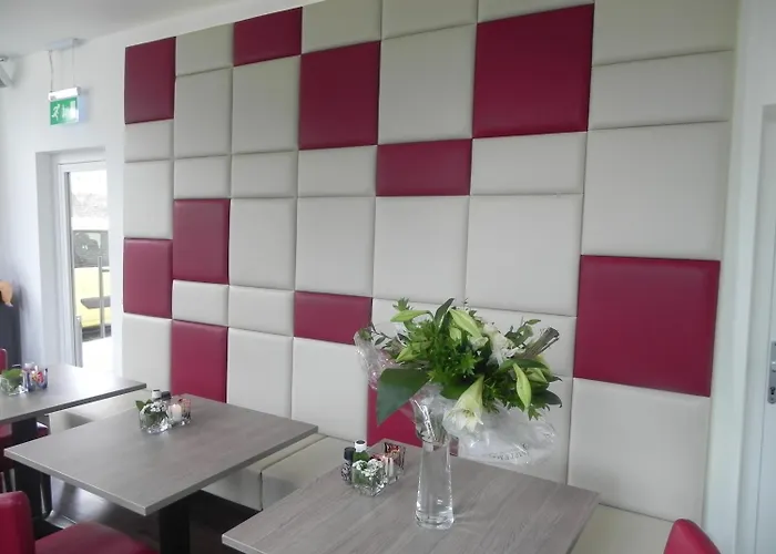 - Restaurant Uit De Kunst Вейлен